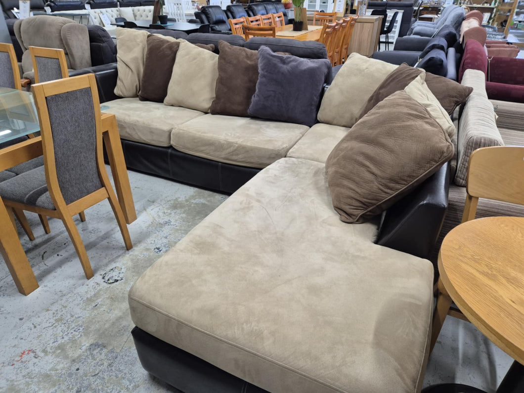 Brown/Beige Harvey Norman  Corner  Lounge Suite  (1x Dark Charcoal/Grey 8x Brown/Beige Cushions) 52859
