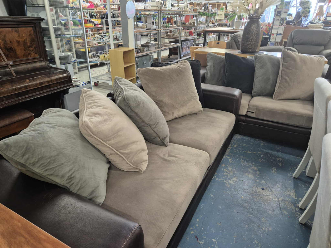 Brown/Beige Harvey Norman 5 Seater Lounge Suite (9x Cushions) 52878